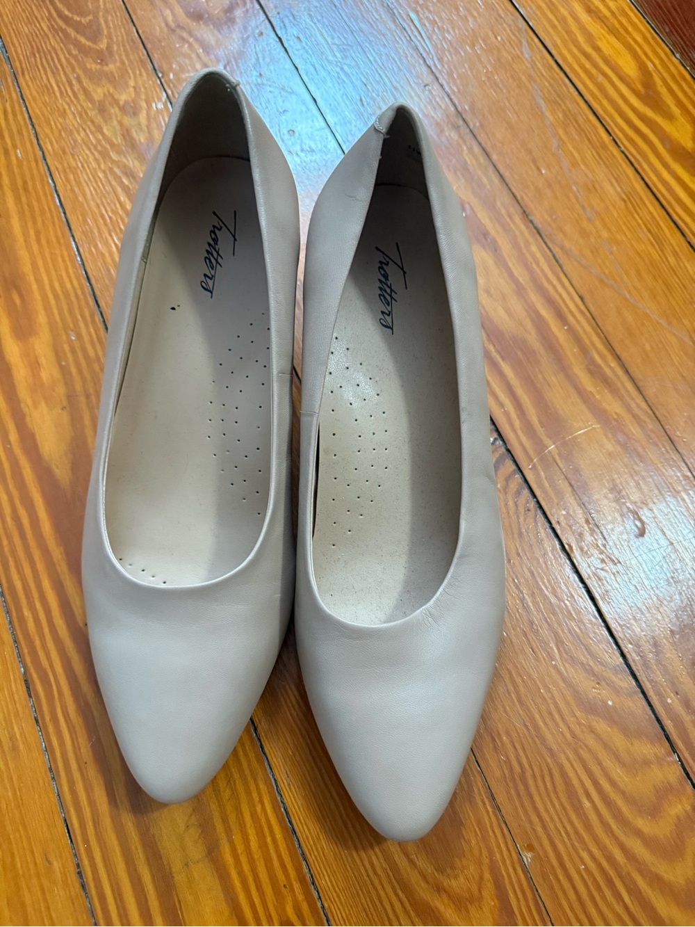 Trotters Women's Neutral Nude Taupe Leather Pointed Heels
